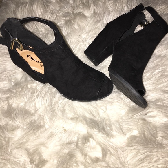 Shoes - ❤️cute black heels❤️